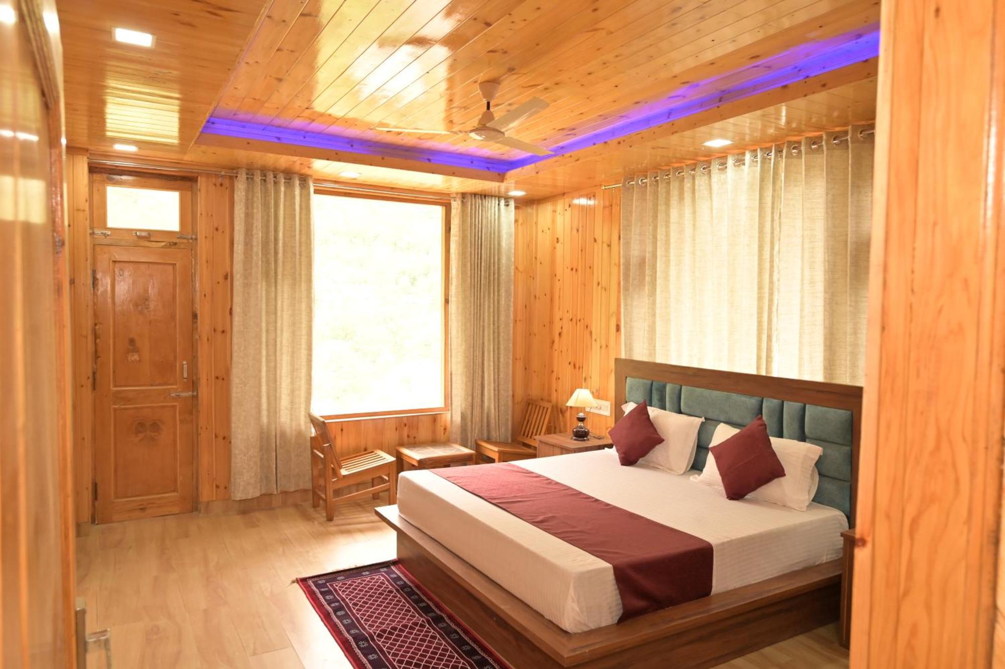 Hotel Royal Galaxy Tirthan Banjār Exterior foto